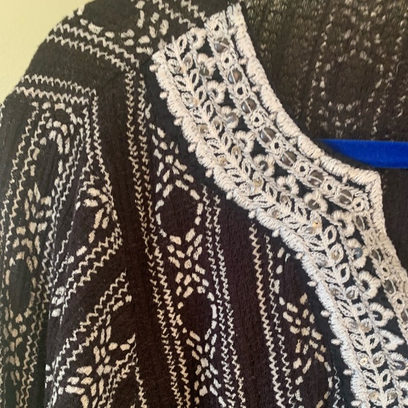 Lucky Brand Split Neck Crocheted Accent Black /White Top Size L Like New - Picture 7 of 11